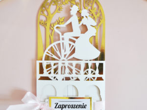 Eleganckie, złote zaproszenia ślubne z parą młodą w stylu glamour