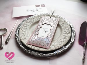 Zaproszenia ślubne z chwostem Eleganckie ażurowe złote zaproszenia ślubne z chwostem w stylu glamour w kolorze pudrowego różu