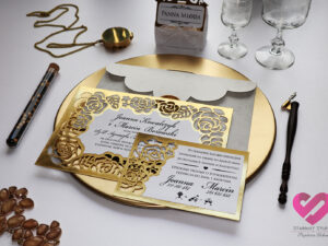 Eleganckie zaproszenia laserowe godne uwagi zlote zaproszenia ślubne z motywem róż w stylu glamour
