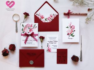 Zaproszenia ślubne Kwitnące Magnolie. Rustykalne, bordowe zaproszenia ślubne z motywem kwiatów magnolii w stylu boho