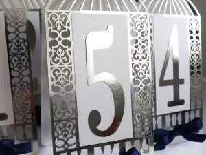Oryginalne numery weselne, ażurowe, wycinane laserowo numery na stół weselny w kolorze srebra w stylu glamour