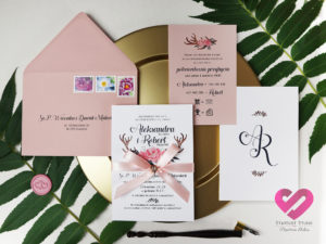 Pastelowe, różowe, łososiowe zaproszenia ślubne w stylu boho, rustykalnym z motywem róż i elegancką wstążką