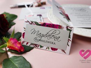 Pastelowe, odważne winietki ślubne na alkohol z motywem kwiatów, w stylu boho. Pasujące do zaproszeń ślubnych