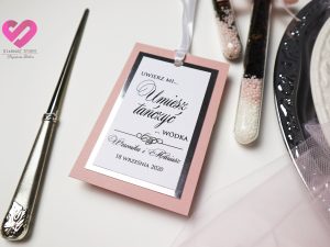 Różowe, delikatne, eleganckie zawieszki ślubne na stół weselny w stylu glamour z elementami srebra