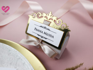 Pastelowe, romantyczne winietki ślubne pudełeczka w stylu glamour z delikatną różową wstążką i złotym ażurem pasujące do zaproszeń. Podziękowania dla gości.