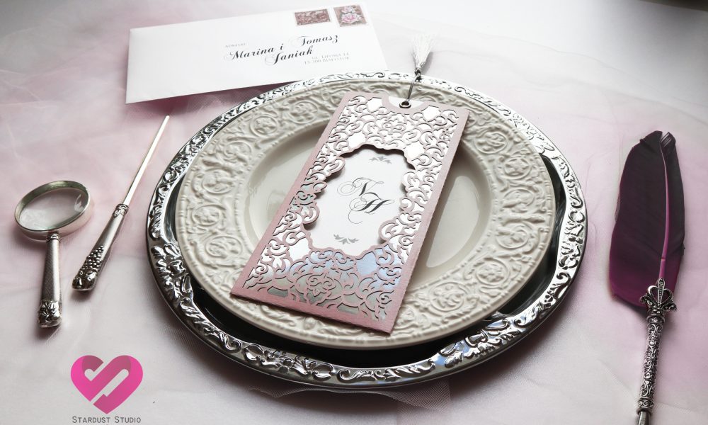 Zaproszenia Barok II Zaproszenia ślubne z chwostem Eleganckie ażurowe złote zaproszenia ślubne z chwostem w stylu glamour w kolorze pudrowego różu
