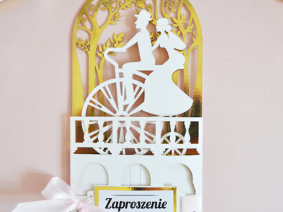 Eleganckie, złote zaproszenia ślubne z parą młodą w stylu glamour
