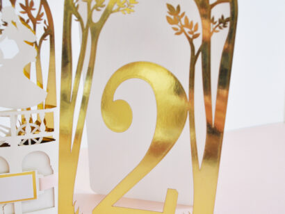 Numery na stół weselny złoty glamour z motywem drzew