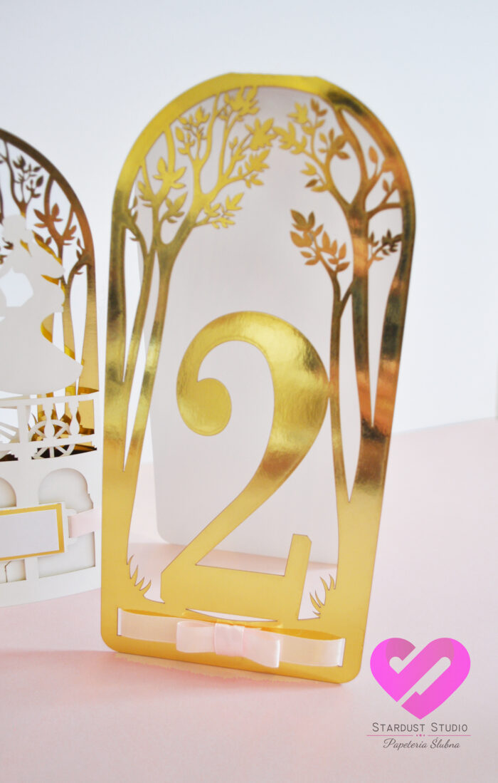 Numery na stół weselny złoty glamour z motywem drzew