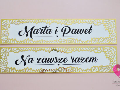 złote tablice rejestracyjne z motywem kwiatów w stylu glamour
