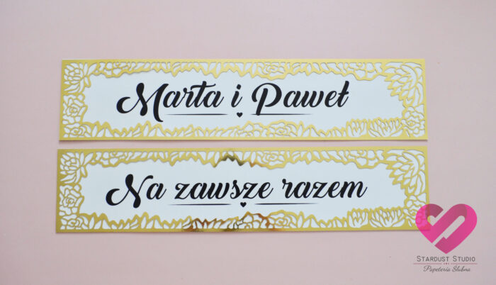 złote tablice rejestracyjne z motywem kwiatów w stylu glamour