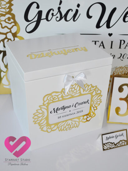 Eleganckie pudło na koperty, numery na stół, winietki z motywem kwiatów w kolorze złota w stylu glamour