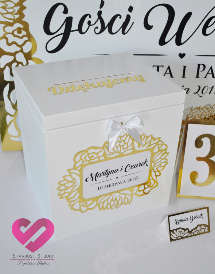 Eleganckie pudło na koperty glamour, numery na stół, winietki z motywem kwiatów w kolorze złota w stylu glamour