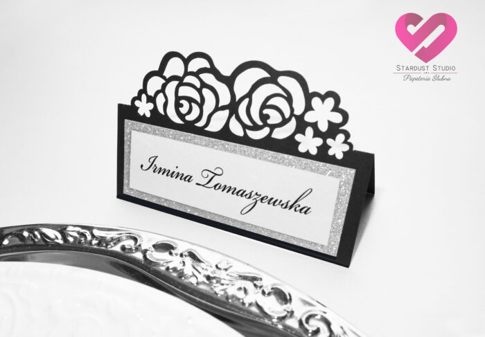 Czarna winietka weselna wycinana laserowo z motywem kwiatów róży w stylu glamour
