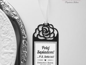 Czarna zawieszka ślubna na butelkę z motywem róży w stylu glamour