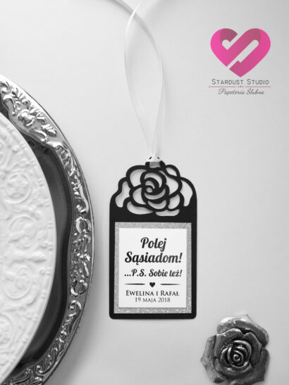 Czarna zawieszka ślubna na butelkę z motywem róży w stylu glamour