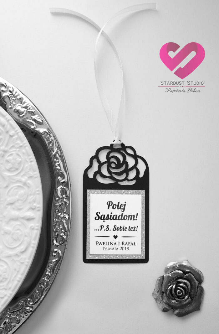 Czarna zawieszka ślubna na butelkę z motywem róży w stylu glamour
