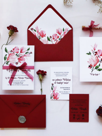 Zaproszenia ślubne Kwitnące Magnolie. Rustykalne, bordowe zaproszenia ślubne z motywem kwiatów magnolii w stylu boho