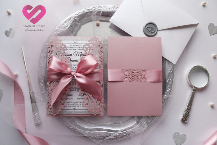 Otwieranie zaproszenia z kokardą Eleganckie, pastelowe, różowe zaproszenia ślubne wycinane laserowo ze wstążką w stylu glamour