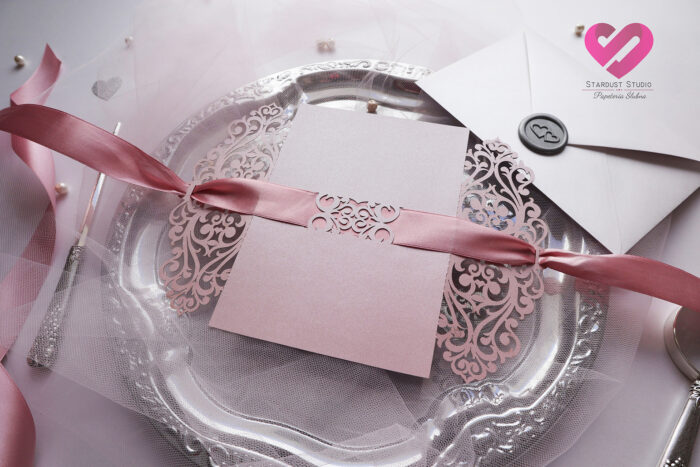 Zaproszenia ślubne z kokardą Eleganckie, pastelowe, różowe zaproszenia ślubne wycinane laserowo ze wstążką w stylu glamour
