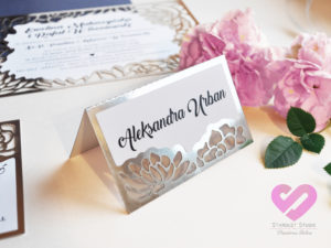 Eleganckie winietki wycinane laserowo, ażurowe winietki na stół weselny z elementami srebra w stylu glamour