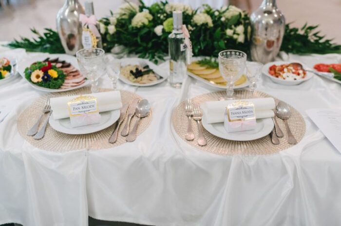 Eleganckie winietki ślubne pudełeczka na stół weselny z elementami złota w stylu glamour