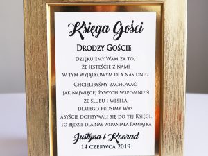 Elegancka instrukcja do księgi gości w złotej ramie
