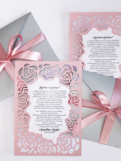 Eleganckie, różowe, wycinane ażurowo zaproszenia ślubne dla rodziców z próśbą o błogosławieństwo w stylu glamour z romantycznym motywem róż i elegancką wstążką