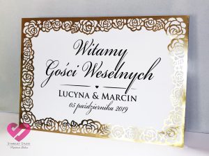 Eleganckie, ażurowe plany stołów w stylu glamour, ze złotą ramą z motywem kwiatów