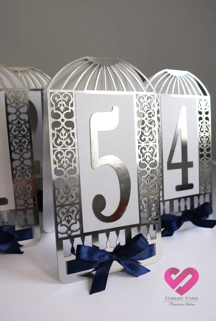 Oryginalne numery weselne, ażurowe, wycinane laserowo numery na stół weselny w kolorze srebra w stylu glamour