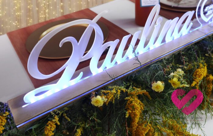 Podświetlane, dekoracyjne imiona LED z plexi na stół weselny Pary Młodej.