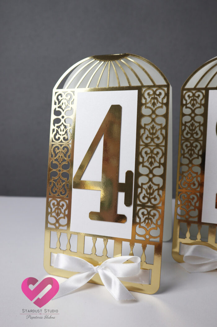 Eleganckie numery weselne ażurowe numery ślubne na stół weselny w kolorze złota