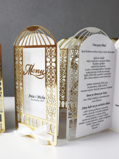 Eleganckie, ażurowe menu ślubne na stół weselny w kolorze złota