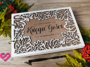 Naturalna, eko ślubna księga gości w stylu rustykalnym, boho na papierze ekologicznym z drewnianym ażurem z motywem dębów