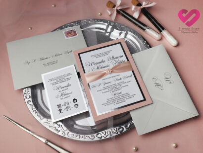 Zaproszenia ślubne eleganckie niewątpliwie nowoczesne zaproszenia ślubne w stylu glamour z elementami srebra i różową wstążką