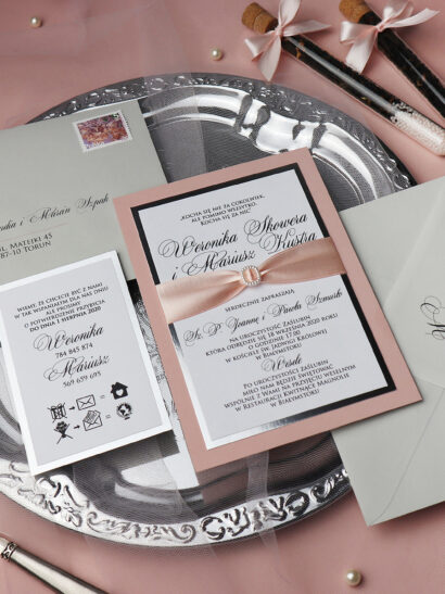 Zaproszenia ślubne eleganckie niewątpliwie nowoczesne zaproszenia ślubne w stylu glamour z elementami srebra i różową wstążką