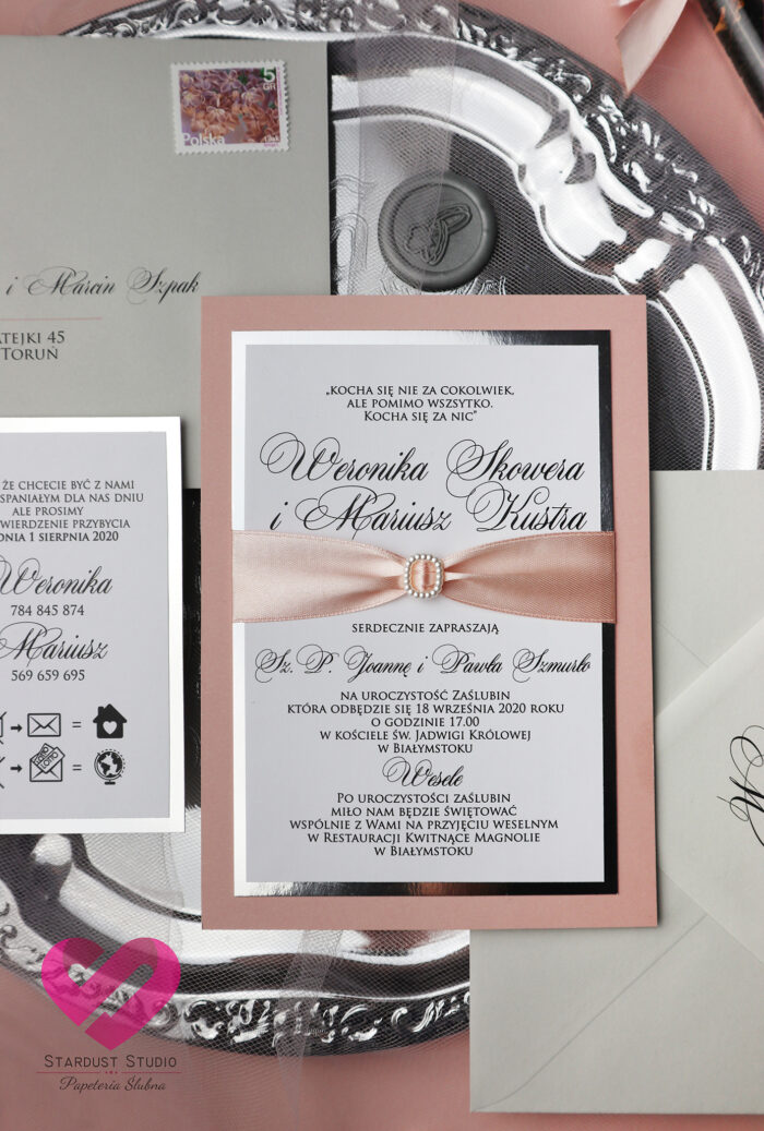 Eleganckie, nowoczesne zaproszenia ślubne w stylu glamour z elementami srebra i różową wstążką