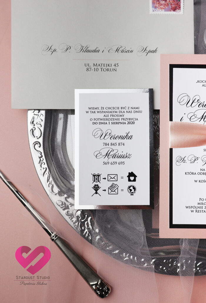 Eleganckie, nowoczesne zaproszenia ślubne w stylu glamour z elementami srebra i różową wstążką