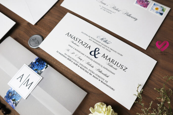Nowoczesne, proste zaproszenia ślubne z pergaminową kopertą i opaską z motywem kwiatowym