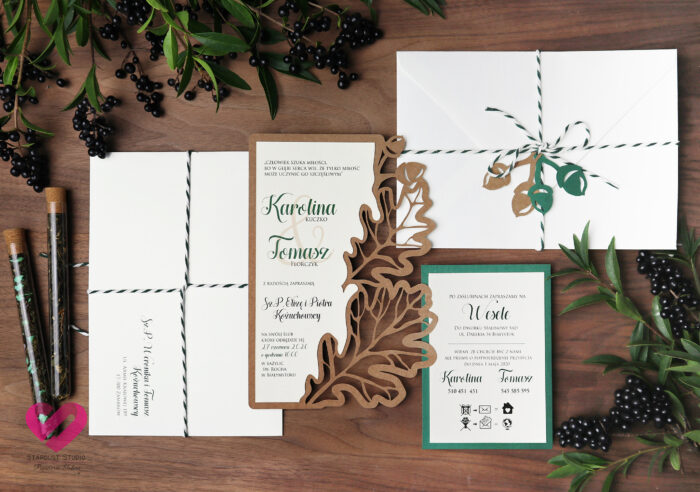 Naturalne, rustykalne zaproszenia ślubne wycinane ażurowo w papierze ekologicznym w stylu boho z motywem dębowych liści.