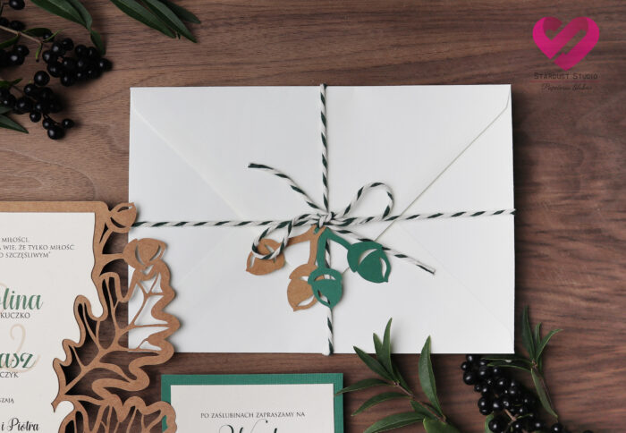 Naturalne, rustykalne zaproszenia ślubne wycinane ażurowo w papierze ekologicznym w stylu boho z motywem dębowych liści.