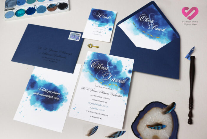 Akwarelowe, szafirowe, pastelowe zaproszenia ślubne w nowoczesnym stylu, niebieskie z delikatnym zloceniem.