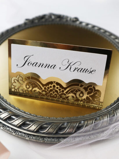 Oryginalne, ażurowe winietki ślubne, na stół weselny w stylu glamour w kolorze złotym