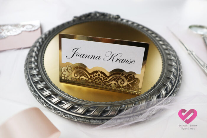 Oryginalne, ażurowe winietki ślubne, na stół weselny w stylu glamour w kolorze złotym