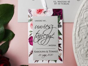zawieszki ślubne kwiatowe piwonie Pastelowe, odważne zawieszki ślubne na alkohol z motywem kwiatów w stylu boho
