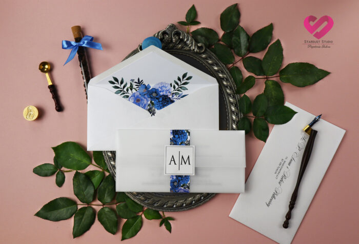 Nowoczesne, proste zaproszenia ślubne z pergaminową kopertą i opaską z motywem kwiatowym