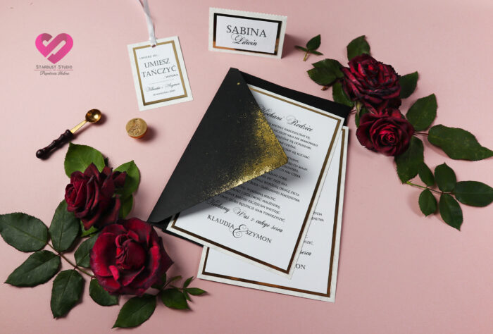 Nowoczesne, modern zaproszenia ślubne dla rodziców, prośba o błogosławieństwo w stylu glamour z elementami złota i zloconą kopertą