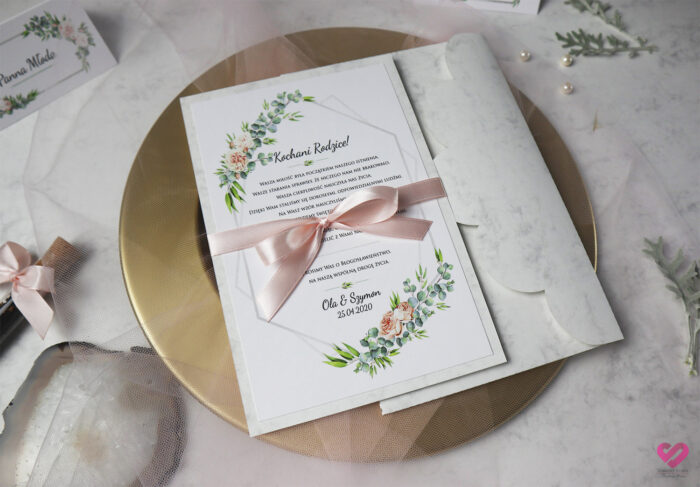 Pastelowe, delikatne zaproszenia ślubne dla rodziców z prośbą o błogosławieństwo z motywem brzoskwiniowych piwonii i eukaliptusa z delikatną różową wstążką i marmurkową kopertą