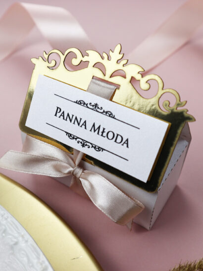 Pastelowe, romantyczne winietki ślubne pudełeczka w stylu glamour z delikatną różową wstążką i złotym ażurem pasujące do zaproszeń. Podziękowania dla gości.