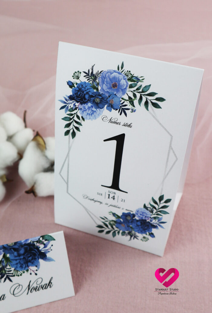 Numery stołów niebieskie kwiaty